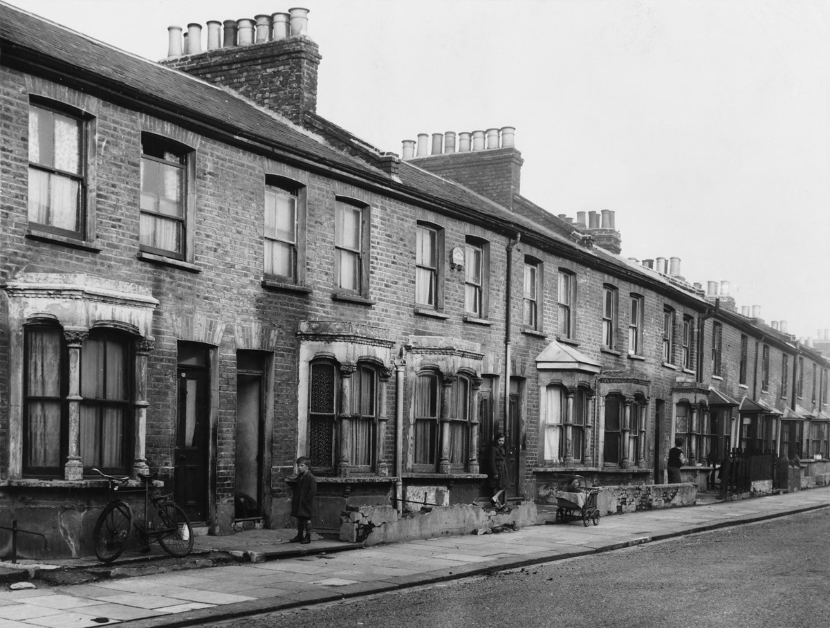 a-row-of-victorian-terraced-houses-in-an-east-london-street-due-for-demolition-mary-evans-picture-library